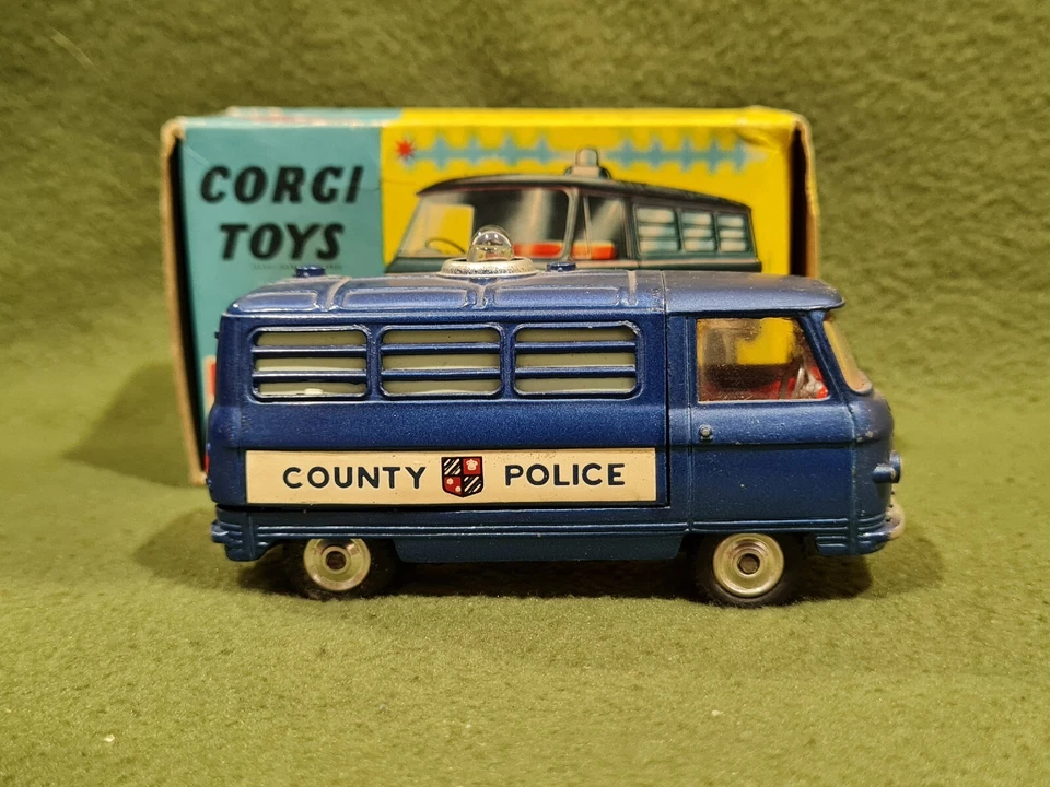 CORGI TOYS  464 COMMER VAN COUNTY  POLICE SCALA 1/43 - Immagine 2 di 4