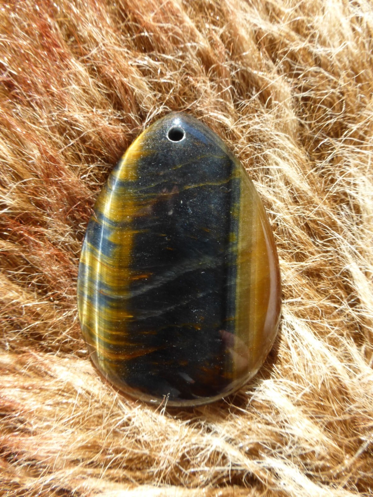 Pendentif larme en oeil de tigre 4.8 cm, idée cadeau d'anniversaire originale