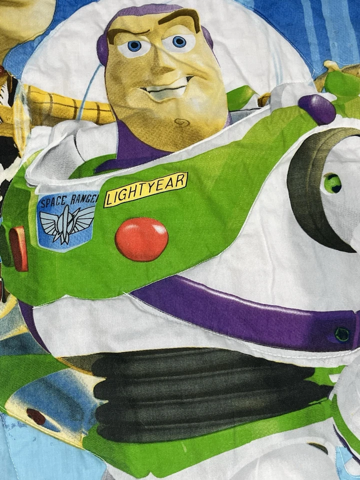"Manta edredón reversible Toy Story Woody And Buzz 54""x40""" Foto 3 de 4