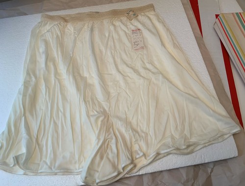 NOS Vintage Pillow Tab Panties Vanity Fair White Size 7 Pechglo Tricot (08985D)