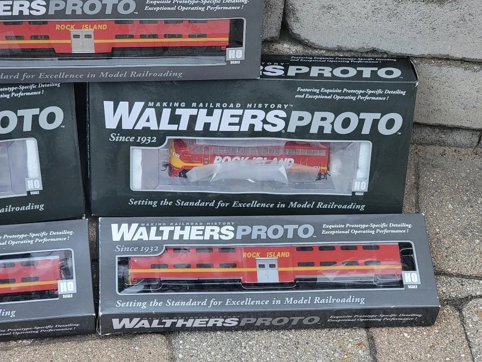 WALTHERS PROTO Rock Island Commuter F7 AA Set w/ 3 cars DCC / Sound HO scale - Image 3 of 4