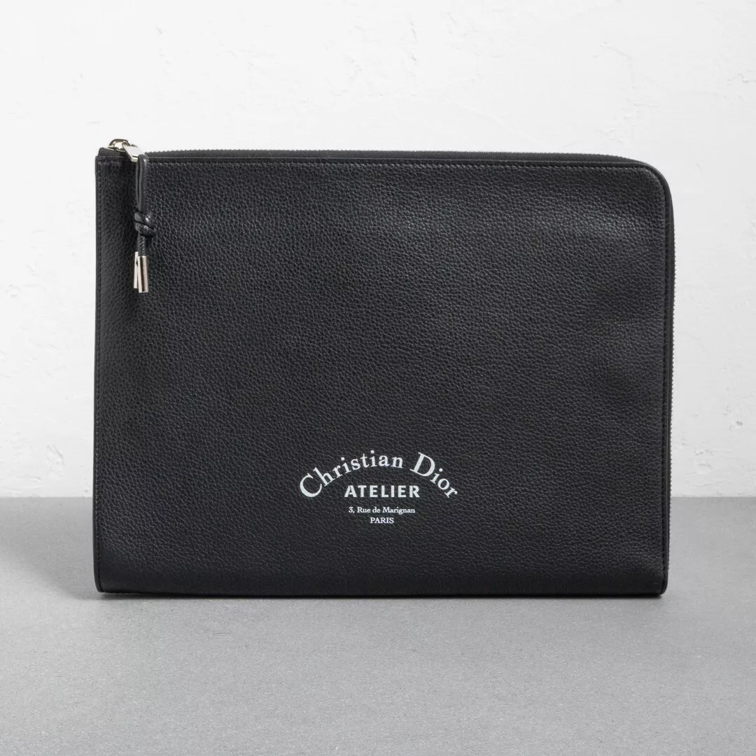 Sac à main homme CHRISTIAN DIOR Atelier pochette cuir noir argent blanc logo