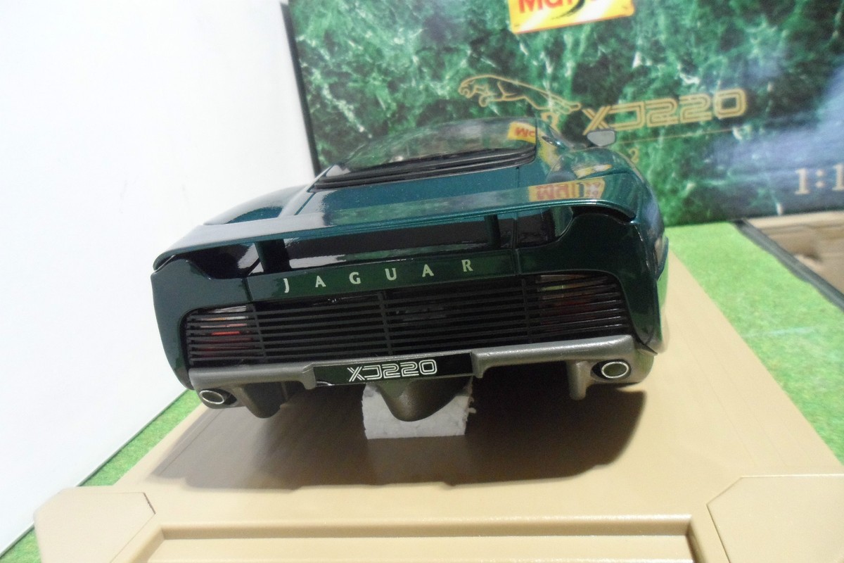 JAGUAR XJ220 vert de 1992 au 1/12 d MAISTO 33201 voiture miniature