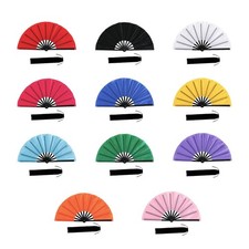 Éventail pliant décoratif en forme de bottes sur le sol pour le festival et