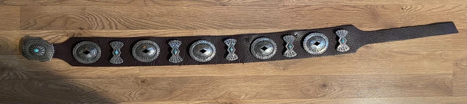 Cinturón Concho con Turquesa Natural por Artista Sundance Como Se Ve en Jessica Simpson Foto 3 de 4