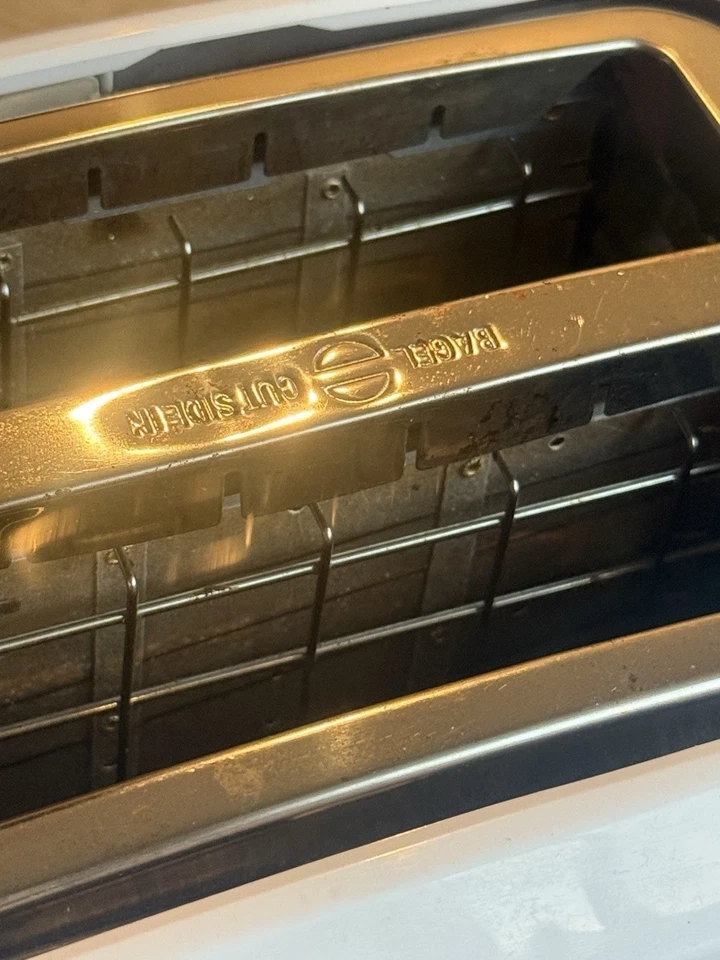 Black+Decker 2-Slice Toaster White – Bagel & Frozen Settings – Model TR1278B - Image 2 of 4