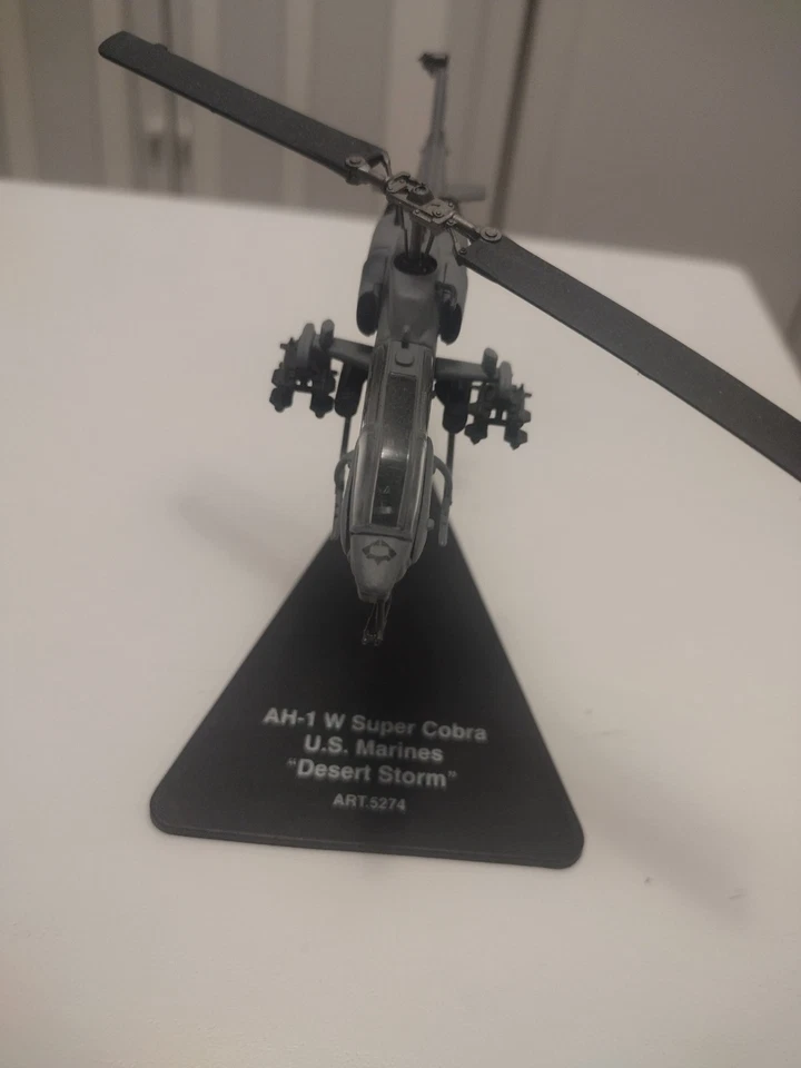 Armour Collection escala 1:100 USMC AH-1W Super Cobra (Armadura #5274), USADO/QUEBRADO - Imagem 2 de 4