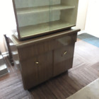 VINTAGE MID-CENTURY LAMINATE CHINA CABINETT — photo 2