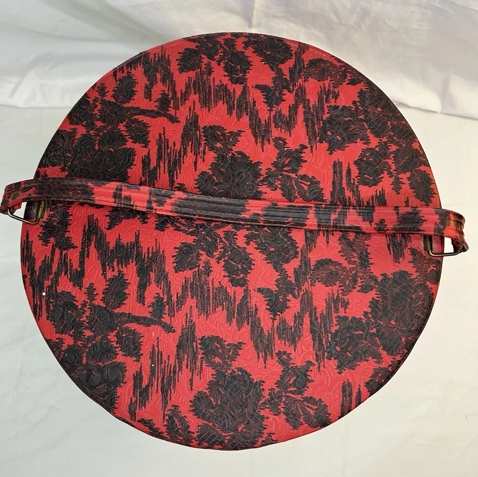 De colección MCM Rojo Negro Floral Sombrero Peluca Estuche de Viaje Vinilo | Mango y Forma de Cabeza Molde Foto 3 de 4