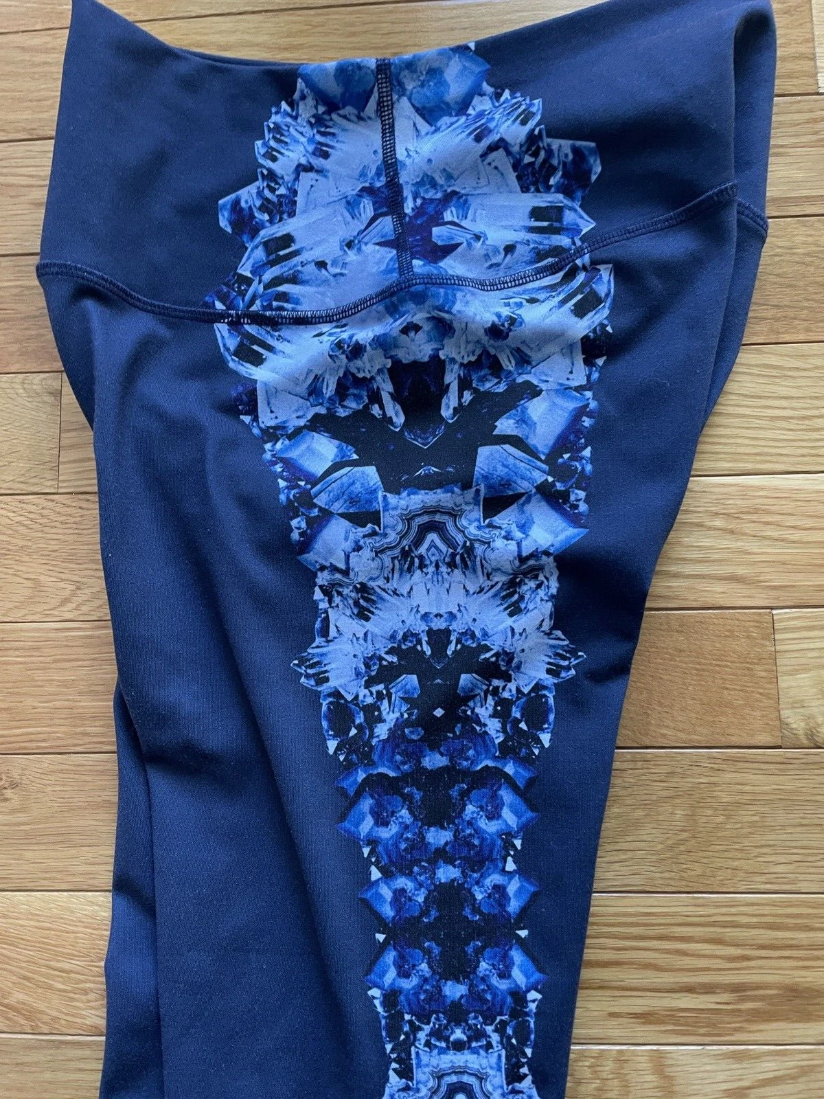 alo-yoga boho patterned crop waist logo leggings