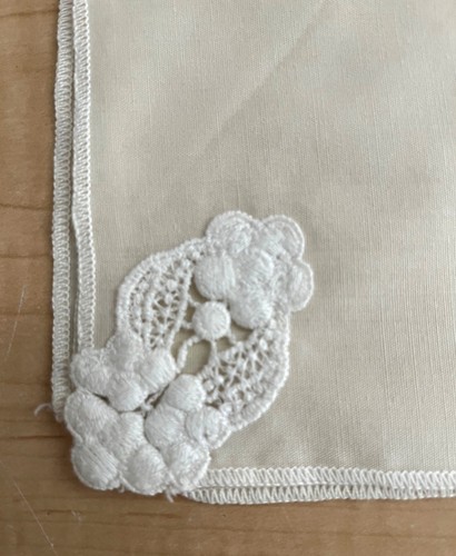 Vintage Set of 4 Off White & White 16 x 16" Embroidered Napkins - Picture 2 of 2