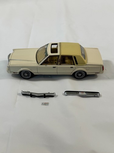 NEO SCALE MODELS LINCOLN TOWN CAR NEO 43545 1:43 SCALE FOR PARTS OR REPAIR - Picture 18 of 19
