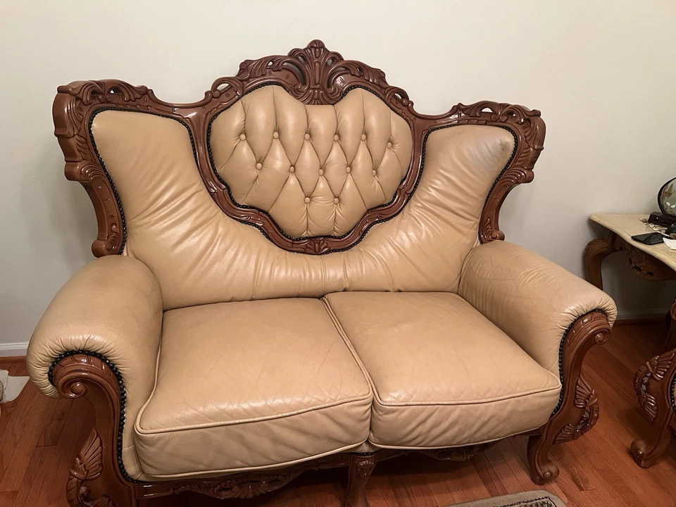 Conjunto francês antigo uma namoradeira, duas cadeiras individuais, sofá longo e mesa de mármore - Imagem 2 de 4