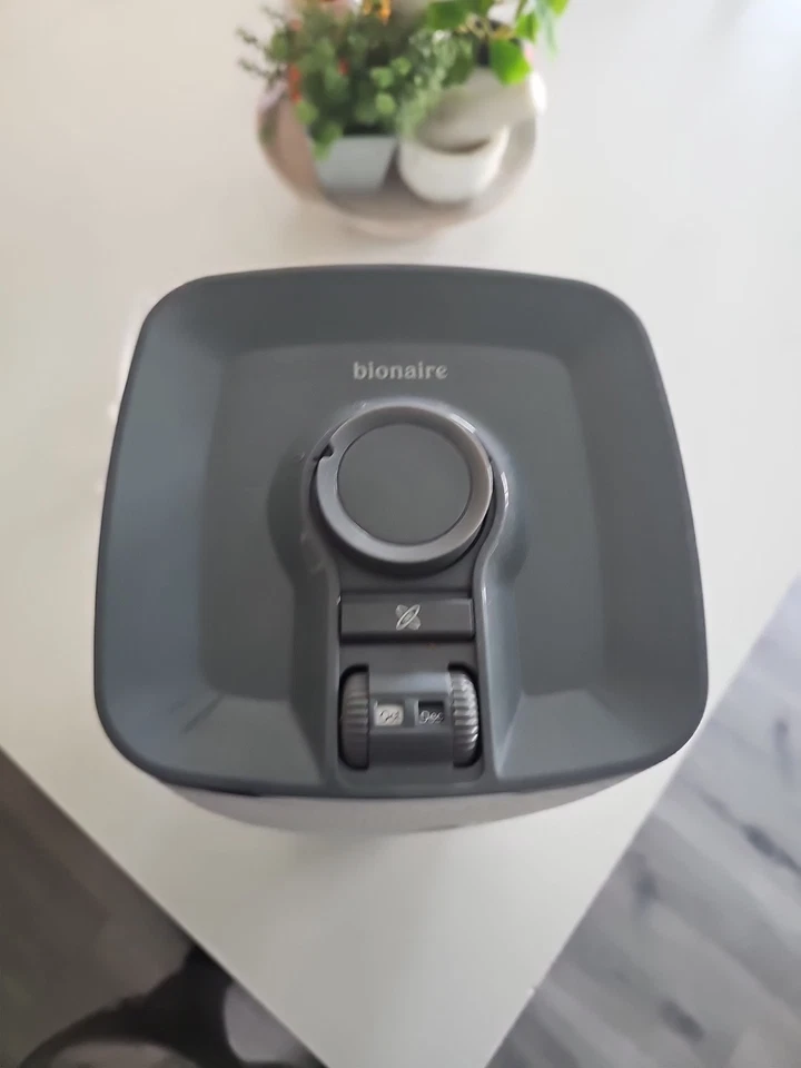 Mini torre Bionaire Aer1 con purificador de aire de filtración HEPA verdadero blanco Foto 3 de 4