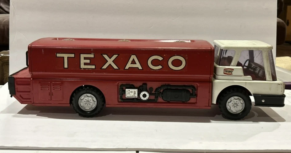 Vintage Metal Bigelow Texaco Toy Semi Truck  Fuel Truck with Tilt Steer - Image 3 of 4