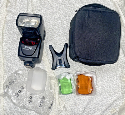Nikon SB-700 AF Speedlight Flash for Nikon Digital SLR Cameras In Case