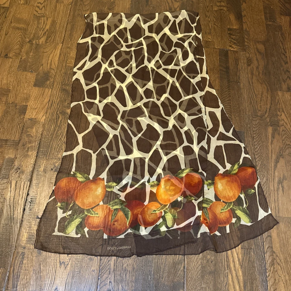 Bufanda de seda Dolce & Gabbana | Estampado de jirafa y fruta | 16"x30" | Italia | Animal Mo Foto 2 de 4