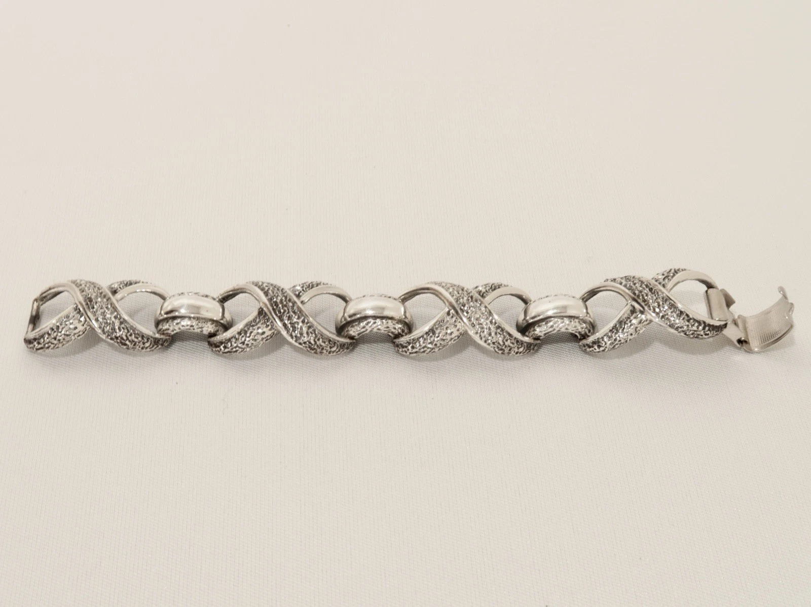 TORTOLANI Designer Infinity Silver Tone Chunky Vintage Bracelet Jewelry Br38