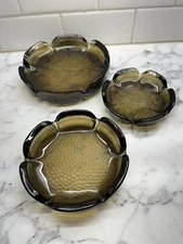 VTG SET OF 3 BROWN AMBER GLASS FLOWER SHAPED NESTING ASHTRAY 7”, 5.75" & 5”