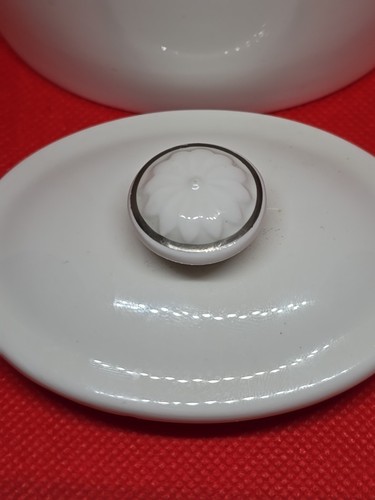 Royal Doulton Bone China Sugar Bowl with Lid 3.8 in Diameter 2.4" Tall Vintage - Picture 4 of 13