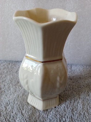 Belleek Ireland Visitor's Center Exclusive Vase 4" Dog Harp with Gold Accents - Picture 2 of 5