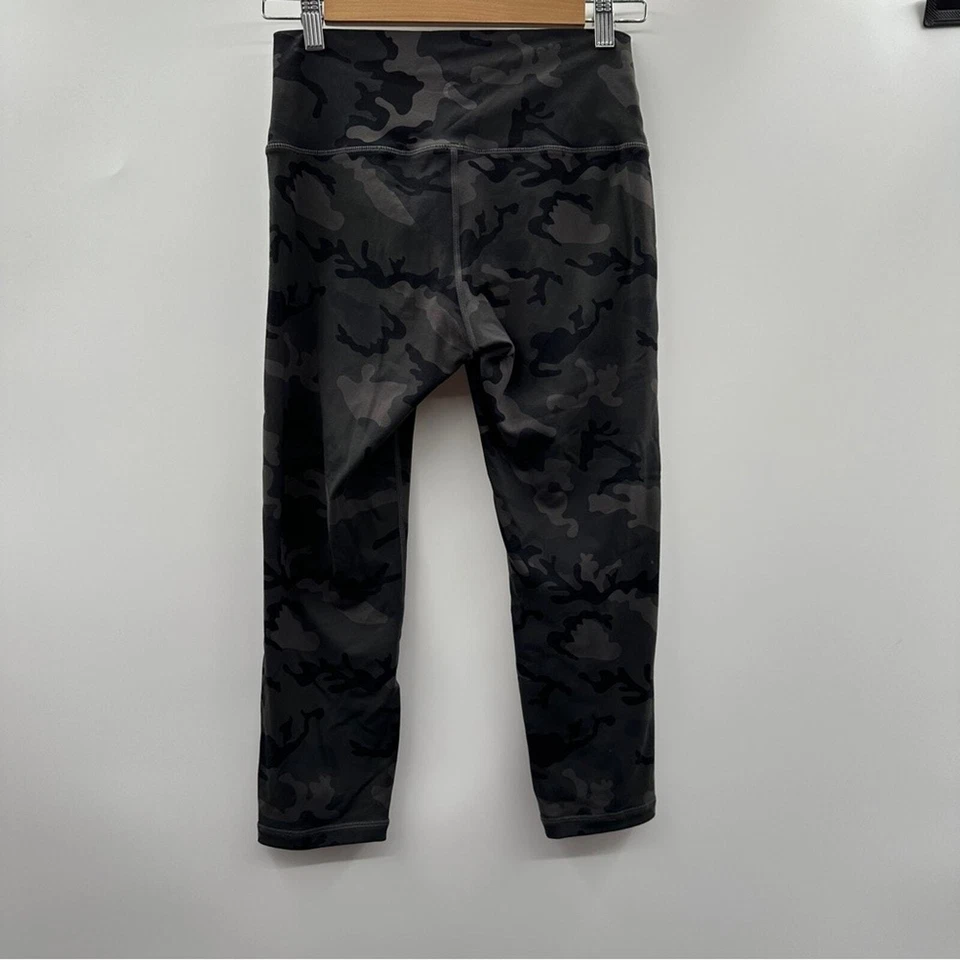 Leggings capri Zyia Active para mujer de lujo tiro alto bosque camuflaje gris talla 4 Foto 4 de 4