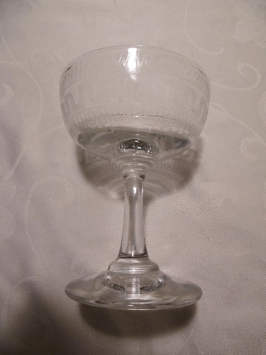 LOT DE 2 COUPES ANCIENNES EN VERRE SOUFFLÉ ET GRAVÉ DE MOTIFS DIFFÉRENTS - Picture 5 of 9