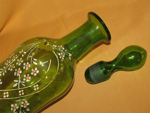 Carafe ancienne en verre soufflé vert à décor floral émaillé - Photo 5 sur 6