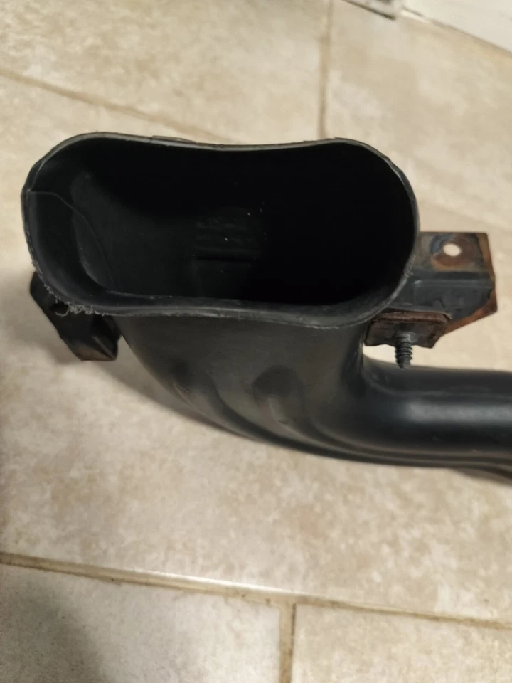 Saab Air Inlet Tube Part  4670469 Off A 2000 Saab 9-5  - Image 2 of 4