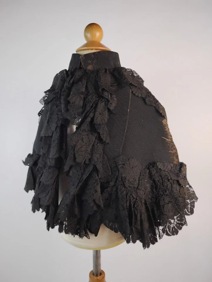 古董维多利亚黑色花边开普雷特带打褶缎面装饰 c. 1870 年代哀悼 — 第 2/4 张图片