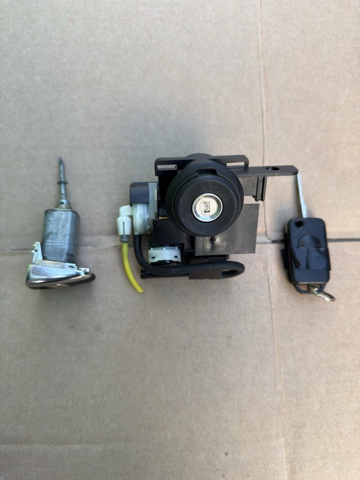 94-97 Mercedes C W202 tampa do porta-malas traseiro trava e cilindro da porta COM CHAVE FABRICANTE DE EQUIPAMENTO ORIGINAL - Imagem 2 de 4