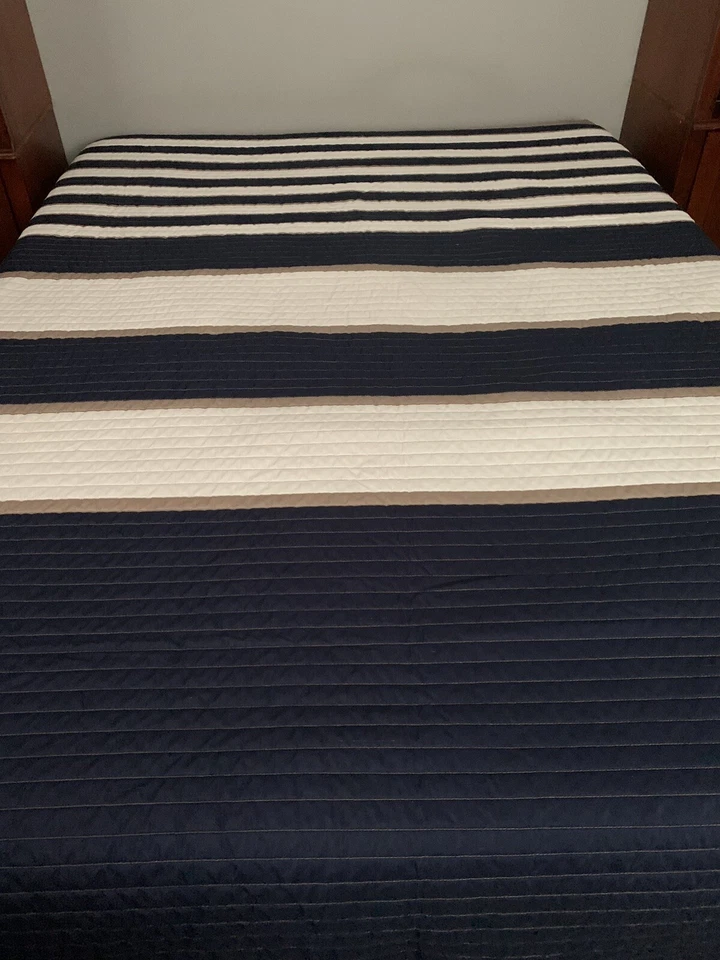 Colcha acolchada delgada azul marino/topo/blanca a rayas, talla completa Foto 3 de 4