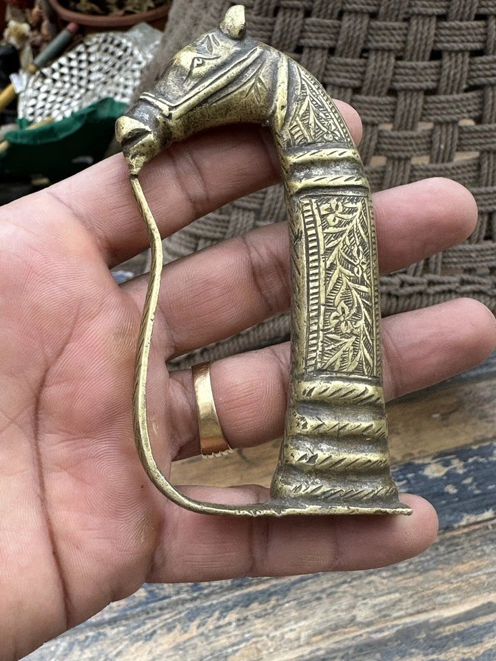 Antigua figura de caballo tallada finamente de latón con mango de empuñadura de daga Foto 3 de 4
