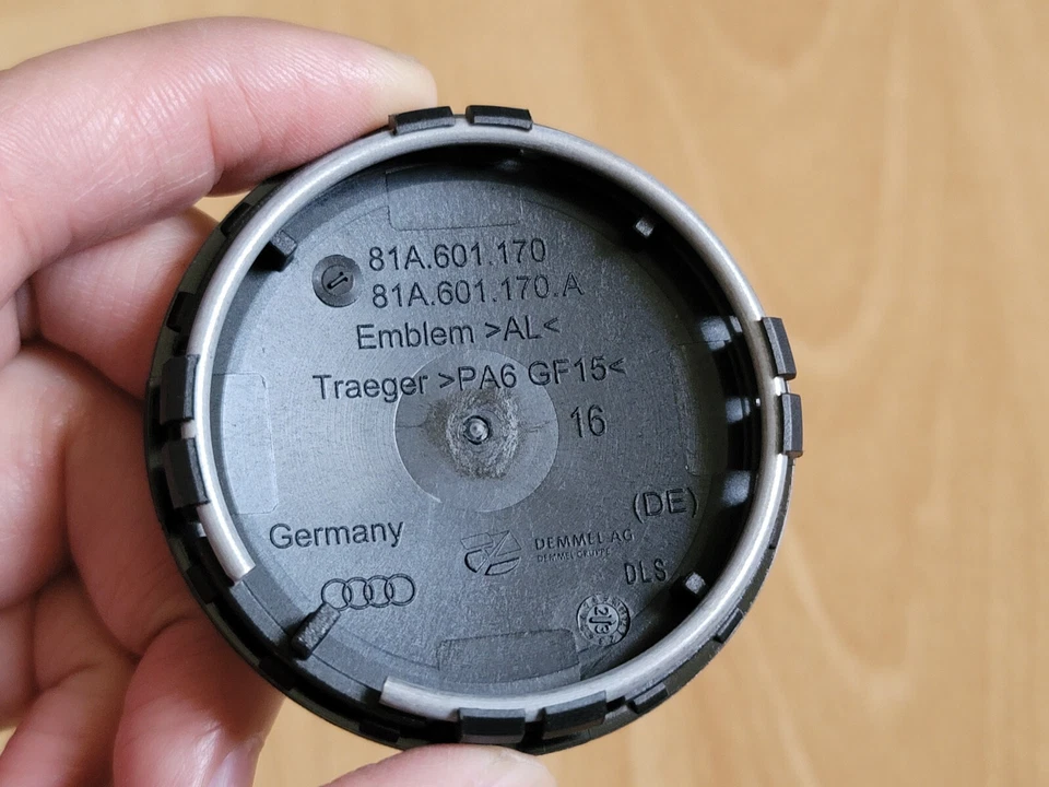 (1x) Genuine OEM 2021-2025 Audi center cap 61mm GLOSS BLACK P/N 81A601170 - Image 3 of 4