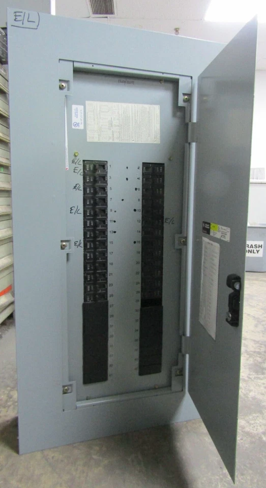 😃 GE 125 AMP MAIN LUG PANELBOARD 208Y/120 VAC 3Ø 42 CIRCUIT W/TEY BREAKERS - Image 2 of 4