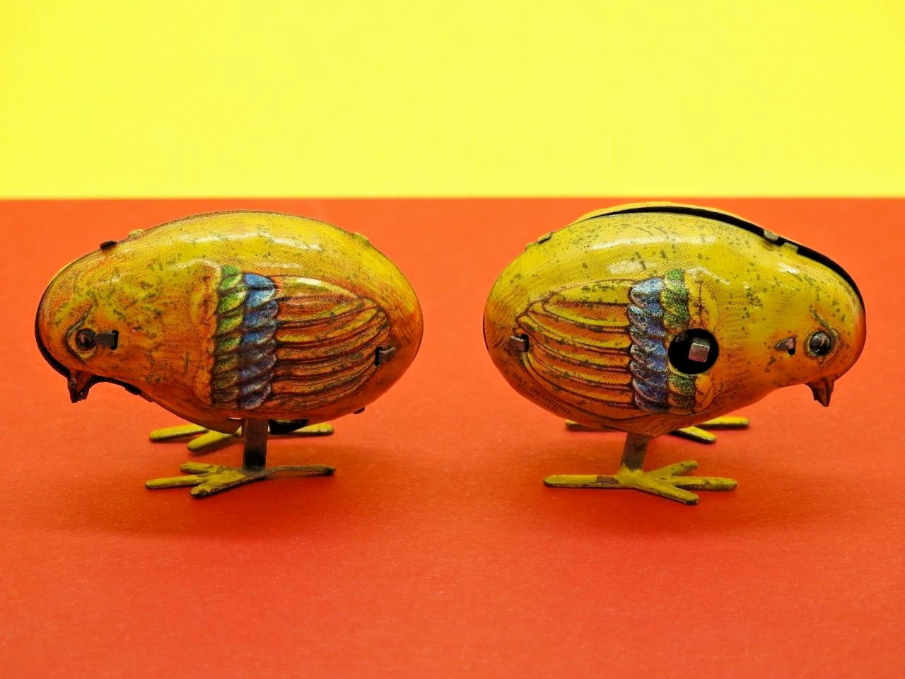 2 X 1930s de Japón Clockwork Hojalata Picoteo Pollitos Ambos Trabajo Sin Llave