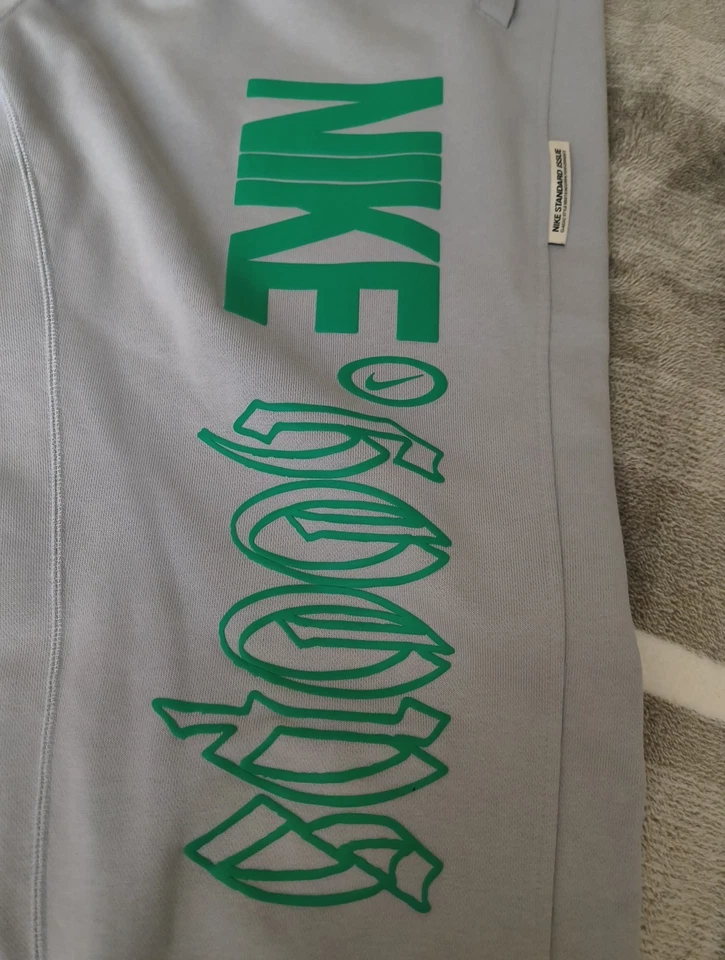 Pantalones Nike Edición Estándar XL Dri Fit, Gris Azulado En Color Con Letras Verdes Foto 2 de 4