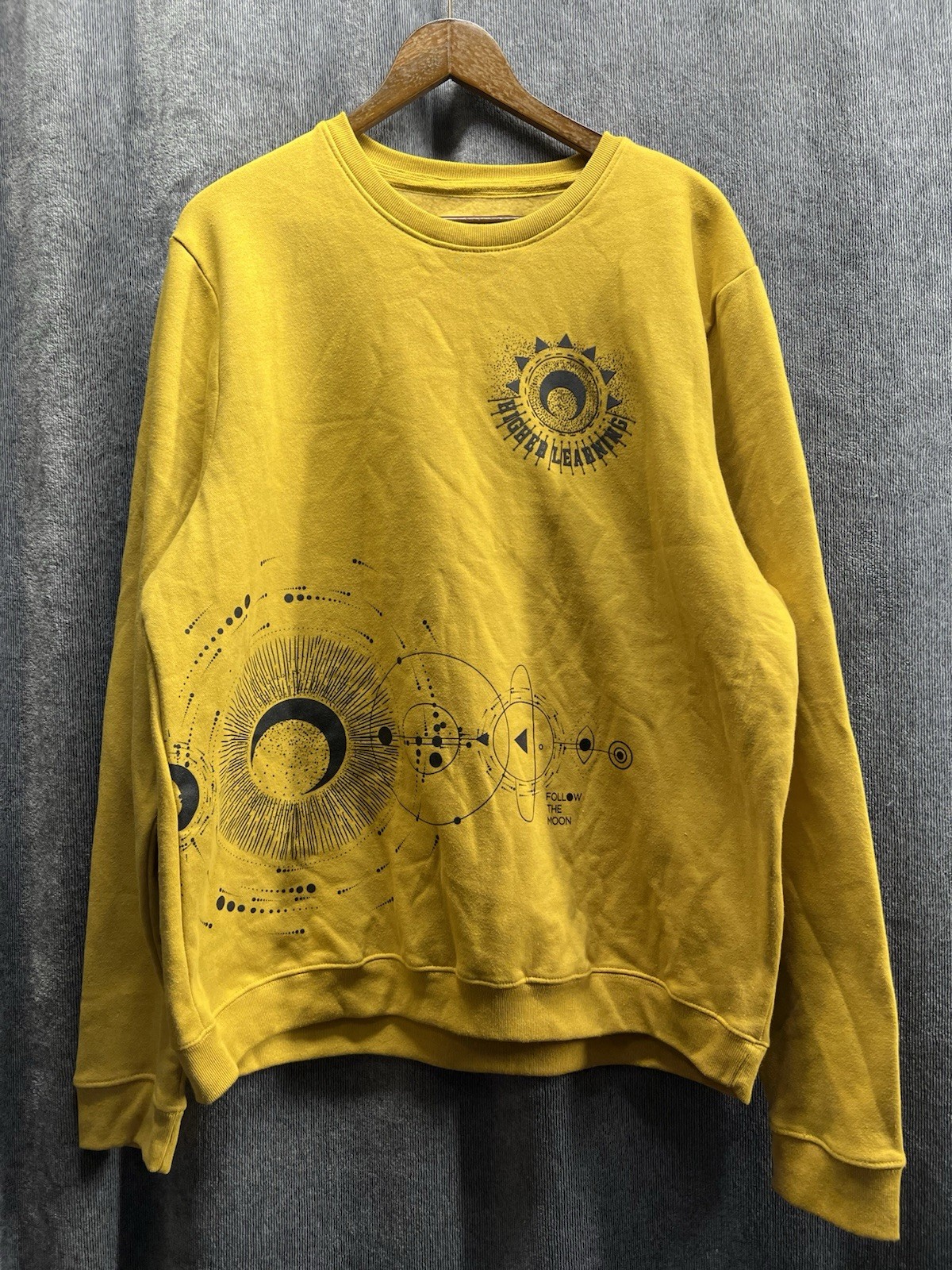Blind Rooster Mens Size XL Crewneck Sweatshirt Celestial Graphic Mustard