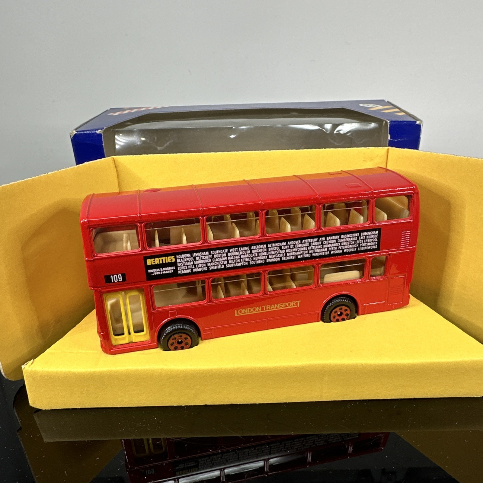 CORGI METRO BUS C675/ 10   LONDON TRANSPORT Route 109 Trafalgar Square
