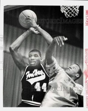 1986 Press Photo Opponent tries to steal ball from Eddie Pope in basketball game