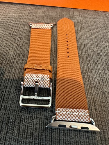 Apple Watch Hermès - Bracelet tour unique 45 mm or/écru toile H. - Photo 3 sur 7