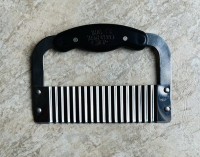 THE PAMPERED CHEF Wavy Chopper/Scraper/Dough/Pastry Cutter Stainless Steel Black