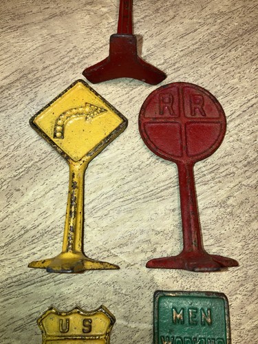 Juego antiguo de 5 señales de tráfico de juguete de hierro fundido arcade de colección de la década de 1930 - Imagen 3 de 10