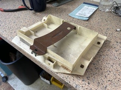 1987 1988 1989 1990 Chevrolet GMC Engine Computer box holder PART# 15573299