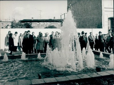 Photo Hanseatic city of Wismar?, group at a fountain, photographer... - 11280717