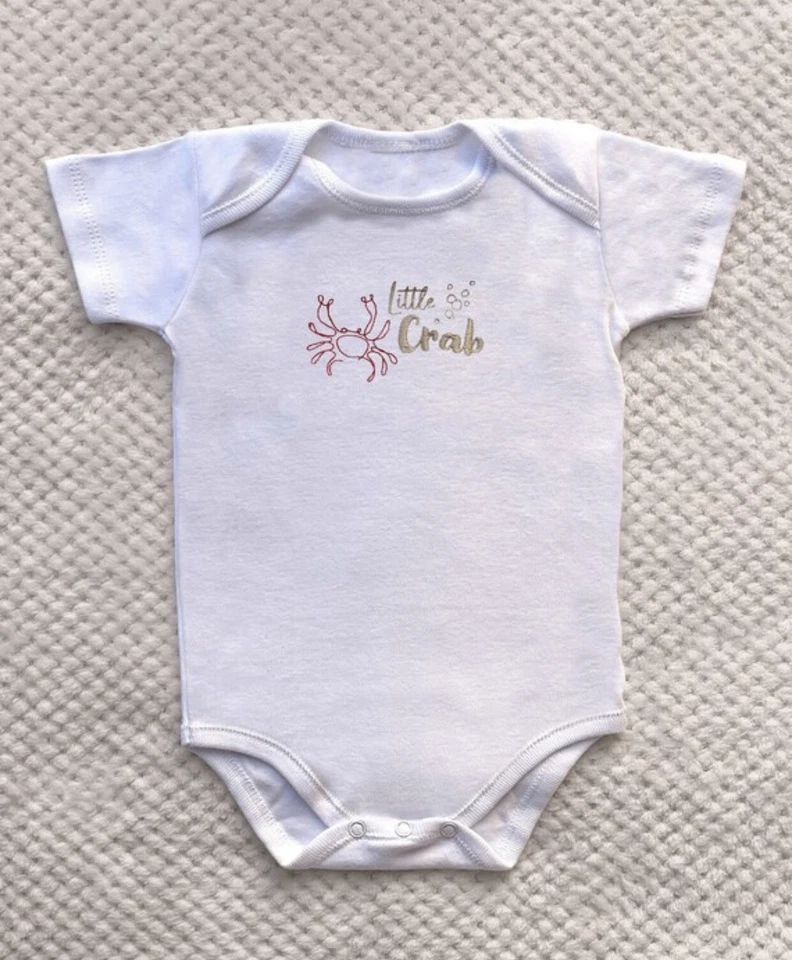 ‘Little Crab’ Baby Short Sleeved Embroidered White Bodysuit Vest 0-3 Months — 第 2/4 张图片