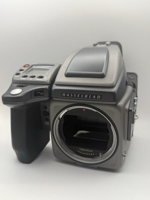 [MINT-] Hasselblad H2 Kit w/ 50mm HC w/ Leaf Aptus 17 Digital Back - Low Clicks