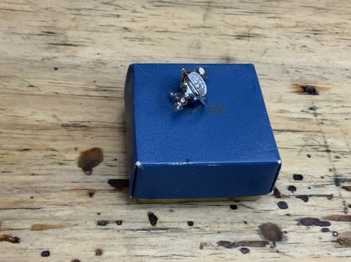 Raro Pin de puerta móvil plateado Avon 1961 representante del 75 aniversario - Imagen 6 de 12