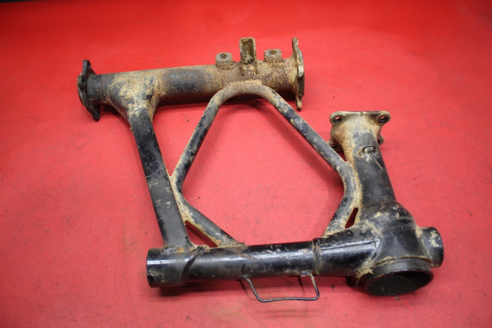 1985 HONDA БОЛЬШОЙ КРАСНЫЙ 250 ЗАДНИЙ ПОВОРОТНЫЙ РЫЧАГ ЗАДНЕЙ ПОДВЕСКИ 52100-HA0-000 - Изображение 3 из 4