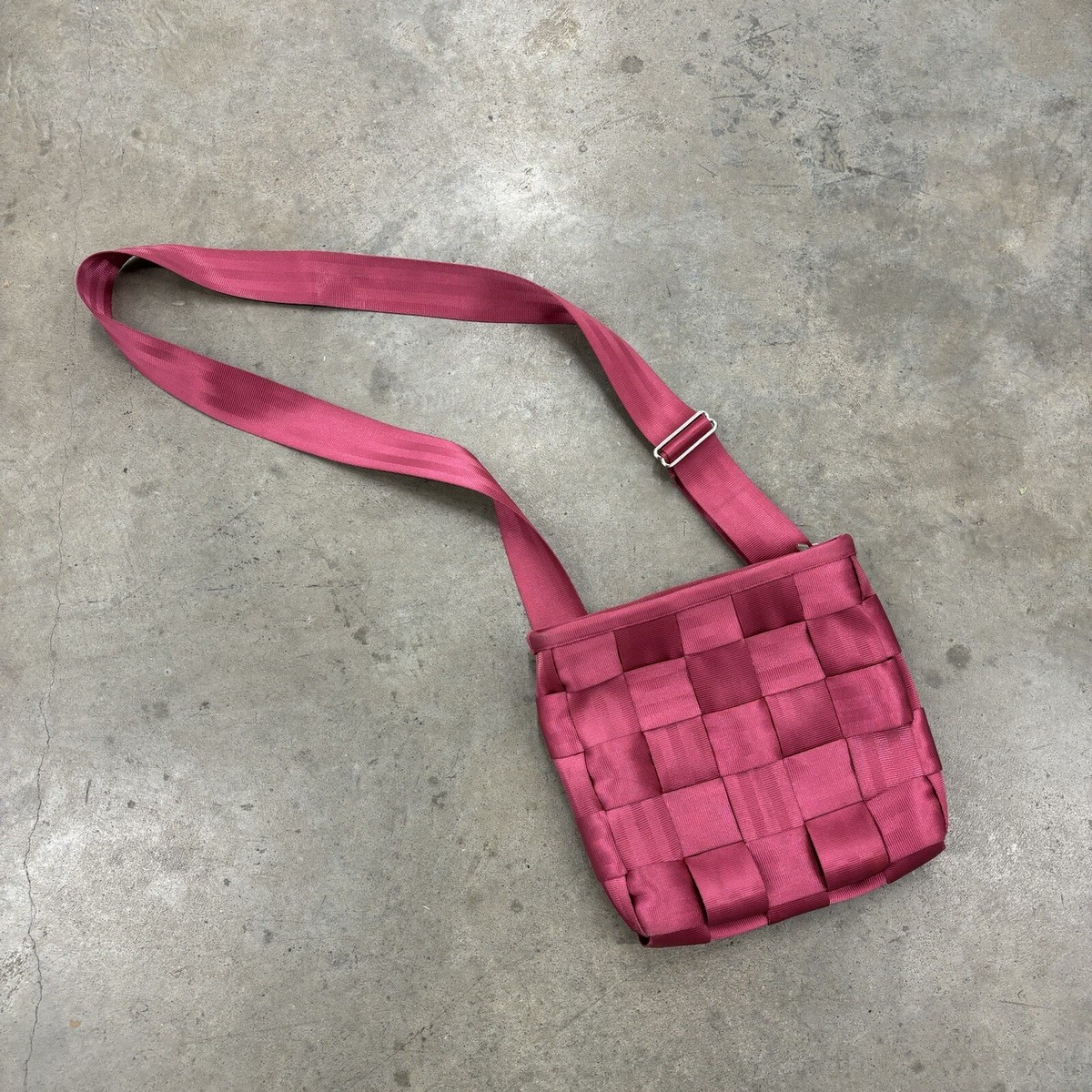Harvey’s Original Seatbelt adjustable backpack in red—Vintage and Rare How old is your oldest Harveys seatbelt bag? main image 2